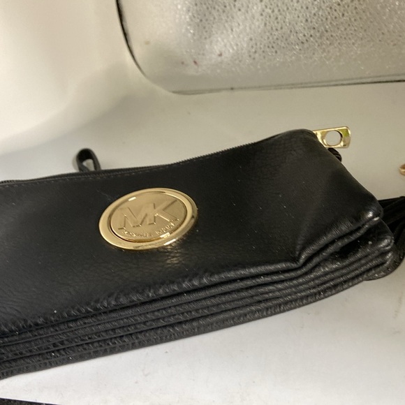 Michael Kors wristlet NWOT 3 zippered sections long shoulder strap included - Picture 6 of 12